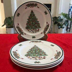 Johnson Brothers Victorian Christmas Tree Holly 10 1/4 Dinner Plates